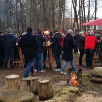 Menschen beim Frühlingsfeuer 2018