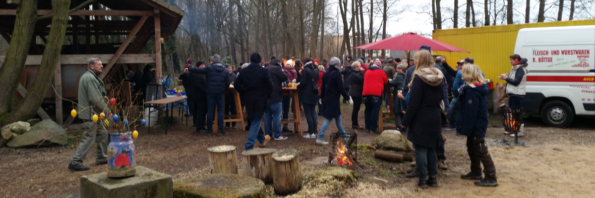 Menschen beim Frühlingsfeuer 2018