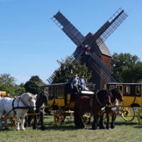 Postkutschen vor der Bockwindmühle