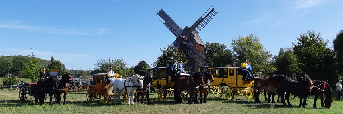 Postkutschen vor der Bockwindmühle